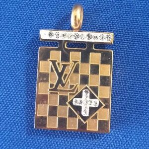 Fancy Checkered Charm Neckline Pendant
